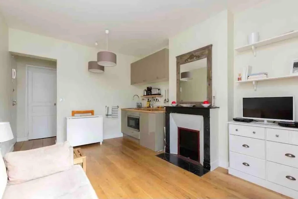 Cozy Near Champs Elysees Apartment Paris